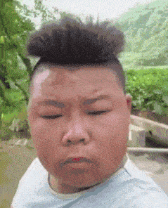 搞笑gif段子兄弟你背的什么包啊美女都把它当成垃圾桶了