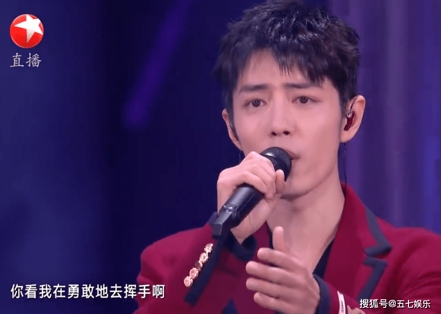 约好的王一博戴绿耳返拿绿话筒肖战穿红衣服戴红耳返