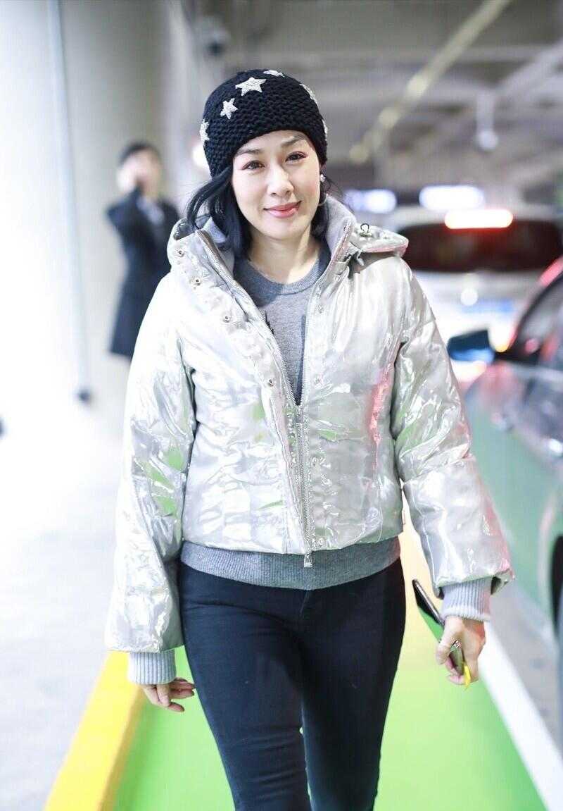 钟丽缇越来越会打扮羽绒服配牛仔裤结合高帮厚底运动鞋超帅气