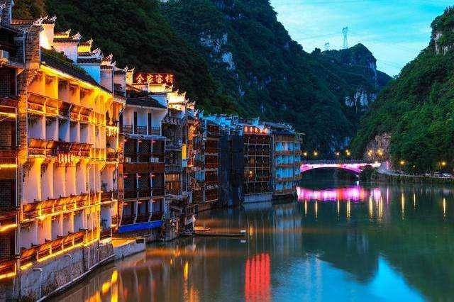 贵州一座“天造”小镇，商业繁华不输城市，被誉为“小上海”