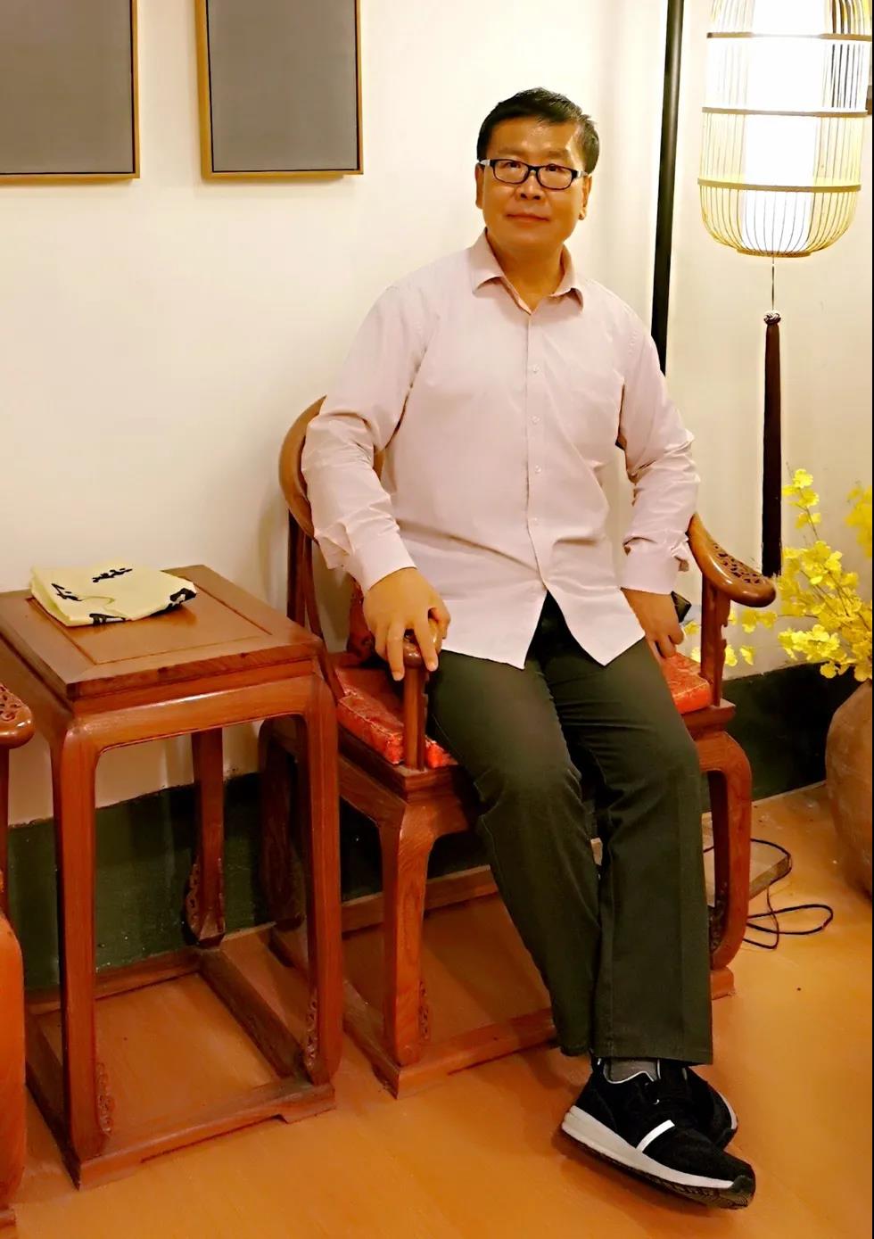 张红星教授,毕业于辽宁大学,中国文化书院,师从张震泽,张毓茂,张岱年