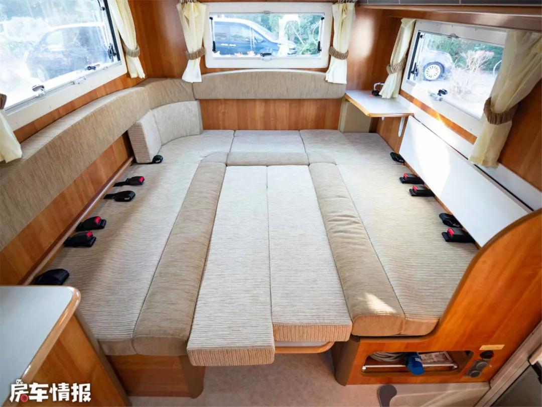 丰田四驱轻卡房车30t柴油6at客厅环形沙发能坐6人