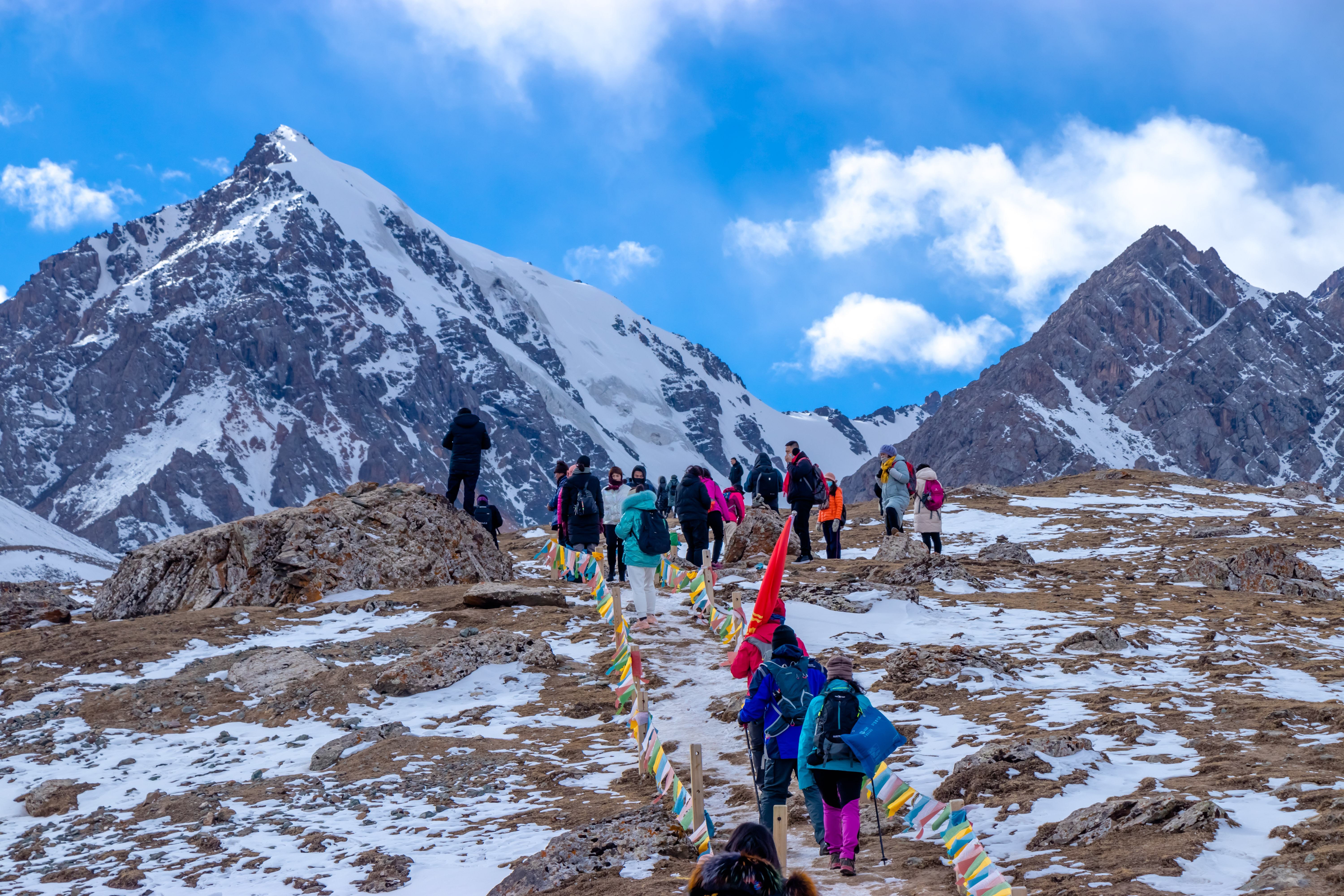 8月份肃南巴尔斯雪山图片