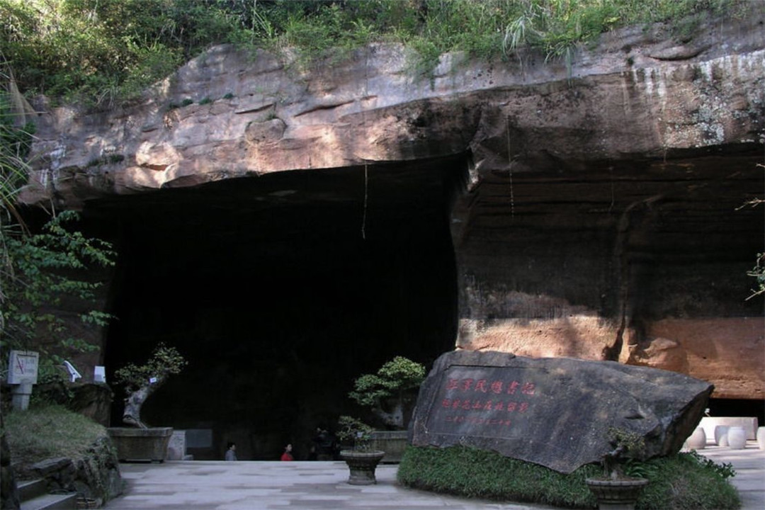安徽一座1700年前的石窟，深度达170米，是谁建造的？