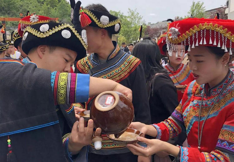 彝山香说彝族喝酒爱喝寡酒的来历彝酒二