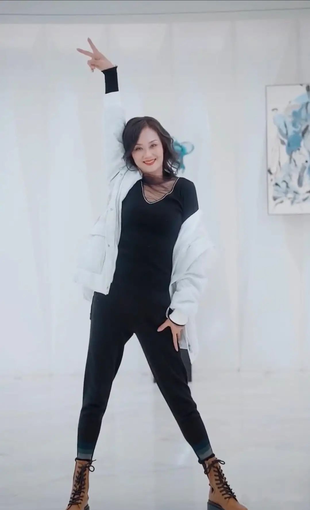 老戏骨李颖哪像50出头啊穿紧身裙凹凸有致脸上还有胶原蛋白