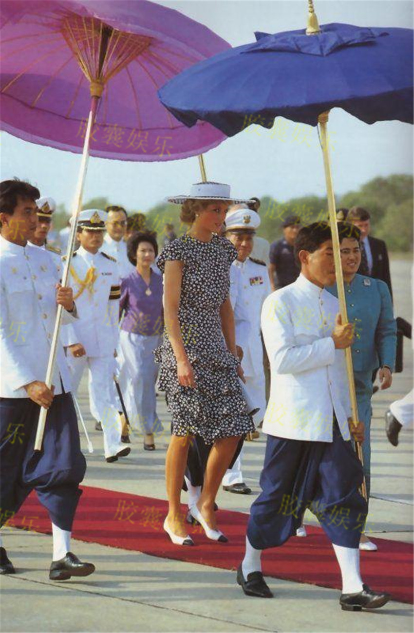 原创33年前戴安娜访问泰国安排两个王储迎接表重视玛哈笑容羞涩