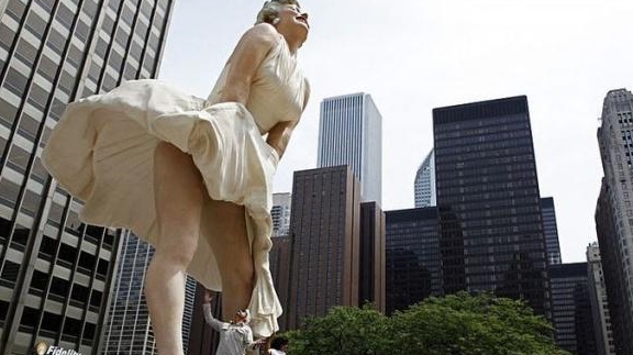 全球最性感的雕像，展出仅300天就被拆除，只因游客做了这件事