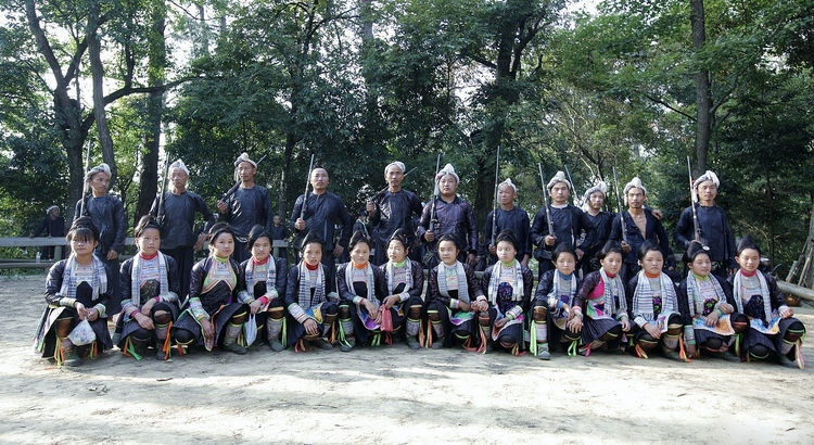 贵州神秘的枪手部落，成年男子都会配一把猎枪，还会用弯刀剃头！