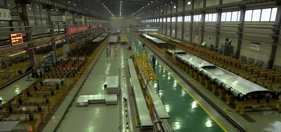 中国万吨挤压机打破垄断!1000公斤铝锭瞬间变25米成材