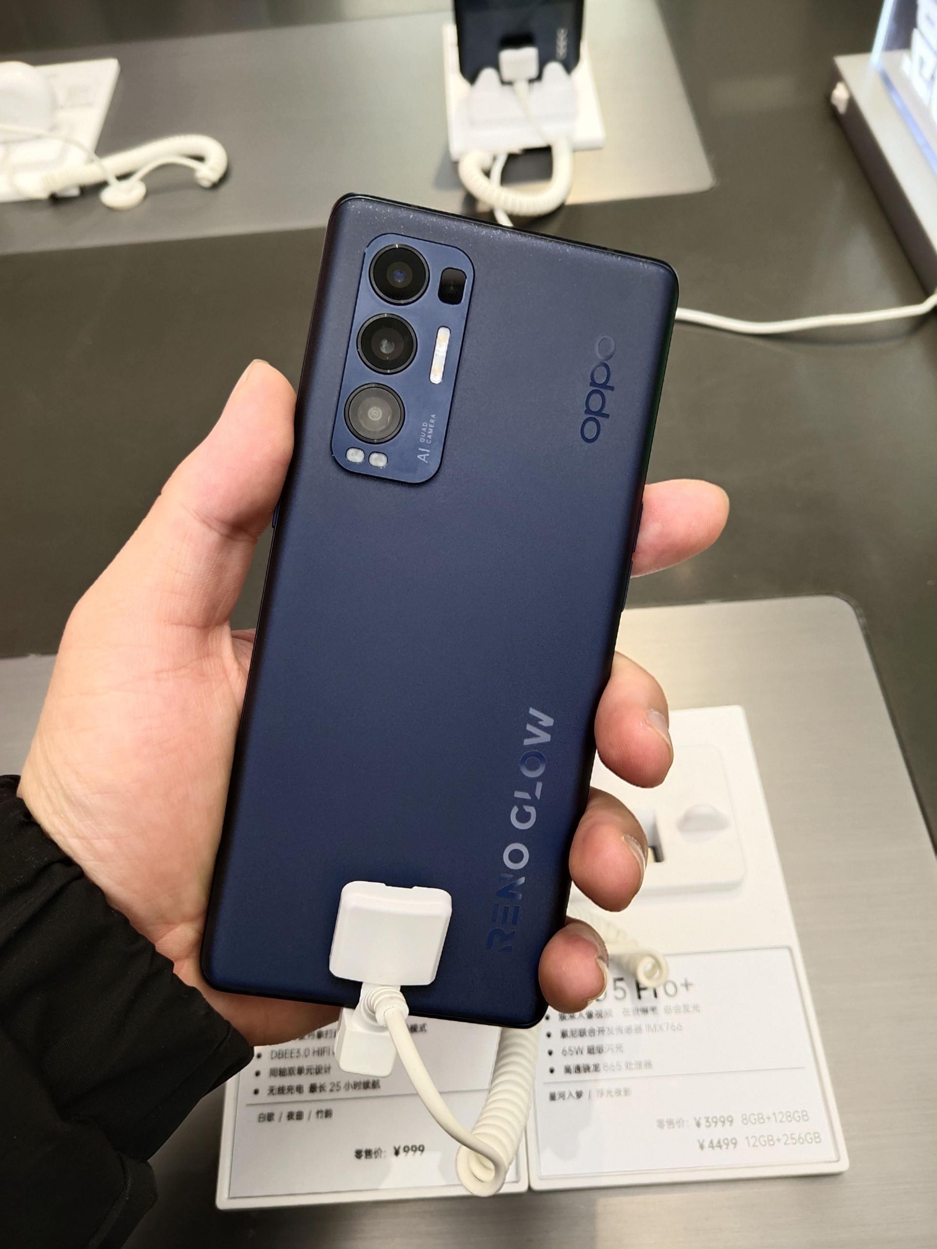 线下门店亲自体验,小米11和oppo新机对比,谁更值得买?