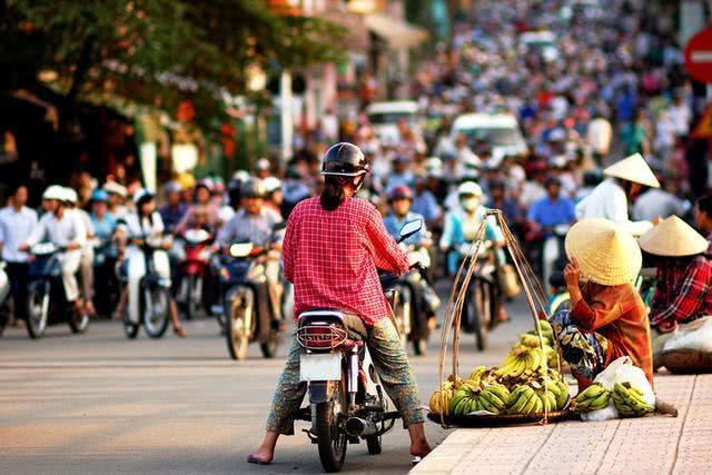 越南女子为什么喜欢穿这种衣服呢？除了漂亮，还为了方便游客
