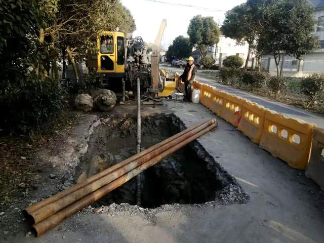 2021年1月2日,顾史路污水管网进行第二段牵引管导向钻施工.