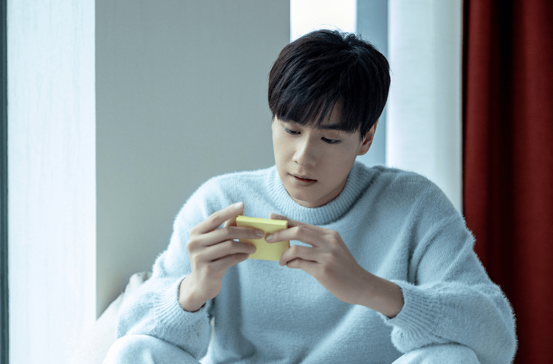 暗恋橘生淮南胡一天穿校服显得朝气蓬勃胡冰卿戴眼镜很可爱呢