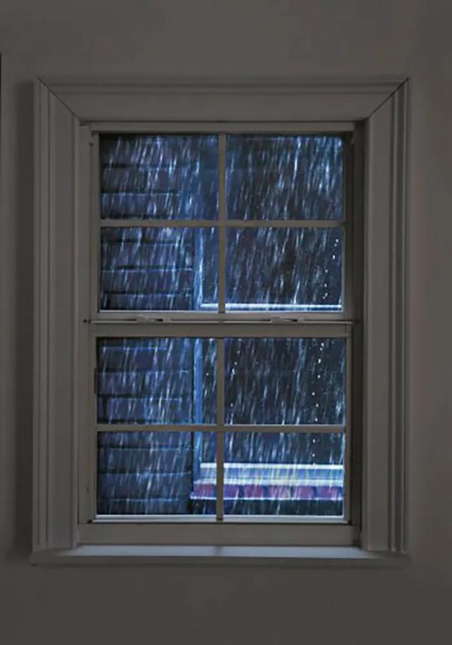 高楼窗外下雨图片图片