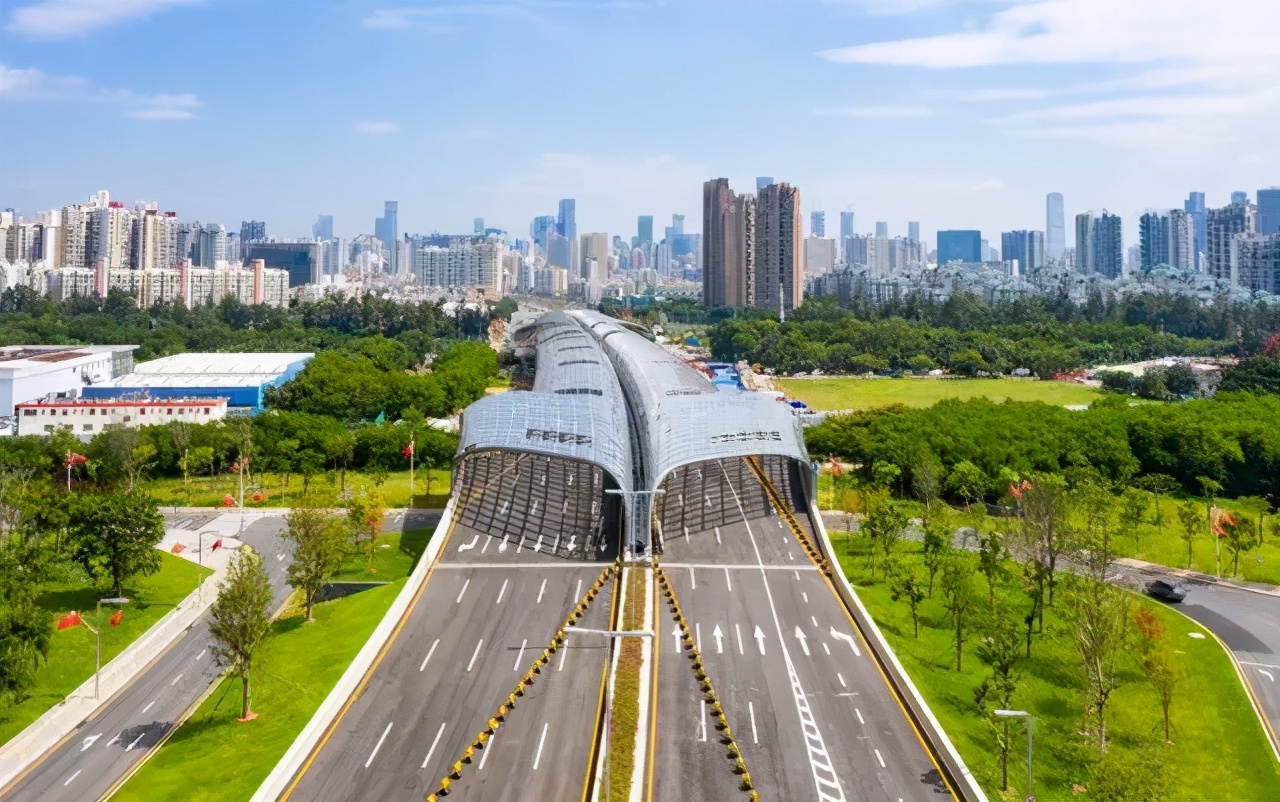 历经3年深圳滨海大道跨月亮湾大道主线桥正式通车