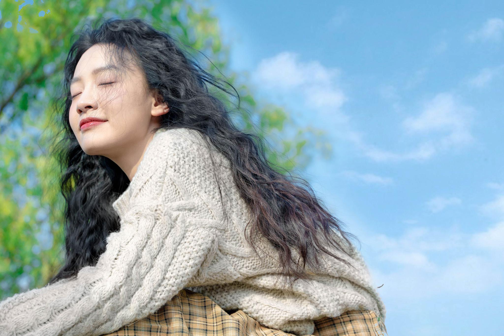 陈芋米冬日唯美大片 清新俏皮绽放浪漫风姿