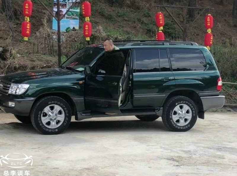 除了丰田霸道,他还有一辆丰田巡洋舰,这款车产于1998年,于2007年停产