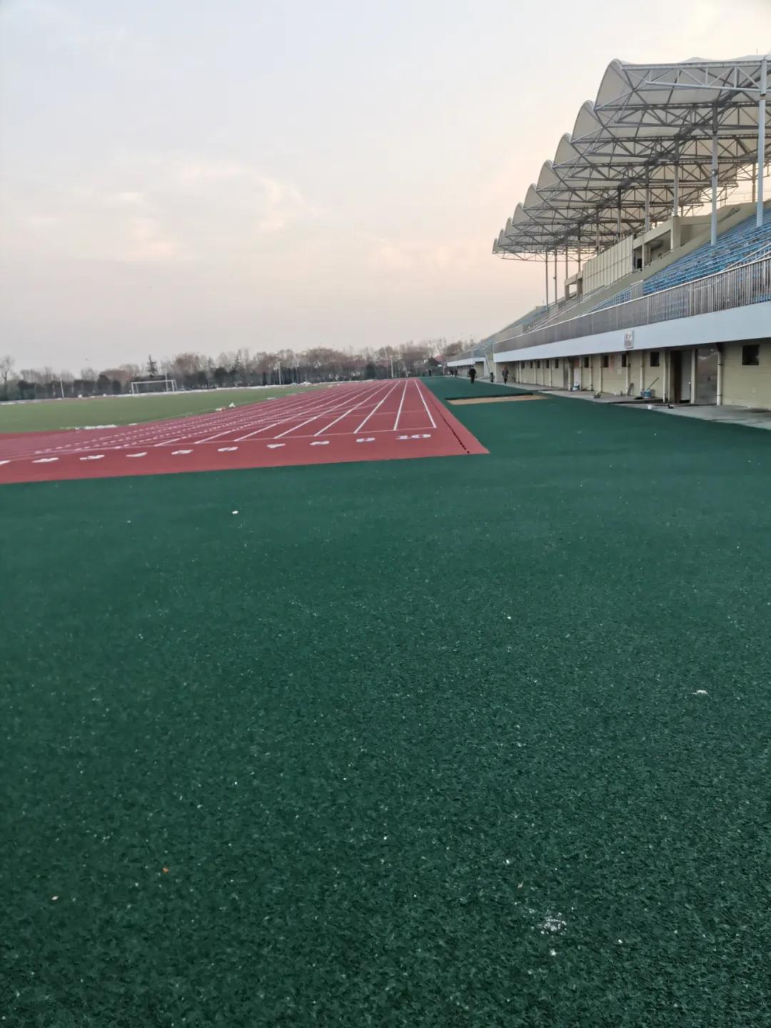 连云港赣榆体育场塑胶跑道新建完工夜跑族可以开跑啦