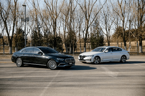 当奔驰e级与宝马5系停在一起该选哪个还用纠结吗