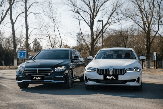 当奔驰e级与宝马5系停在一起该选哪个还用纠结吗