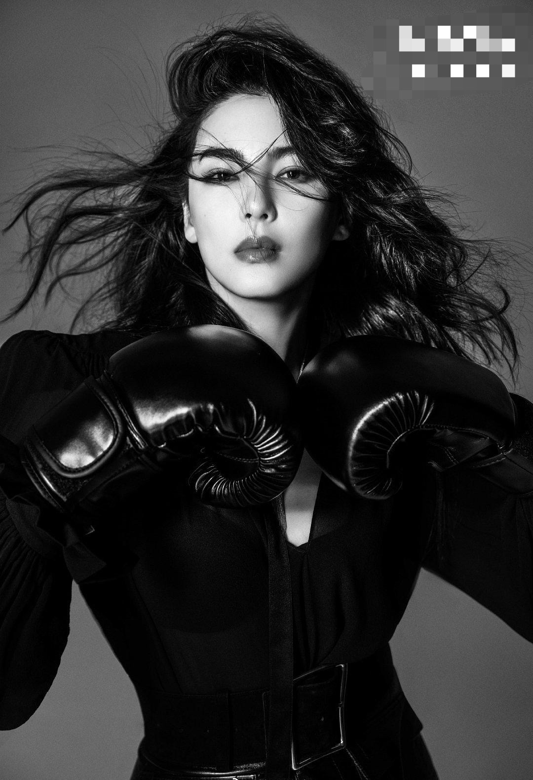 原创张雨绮杂志封面曝光在线cos拳击手一身黑衣勒出完美身材超迷人