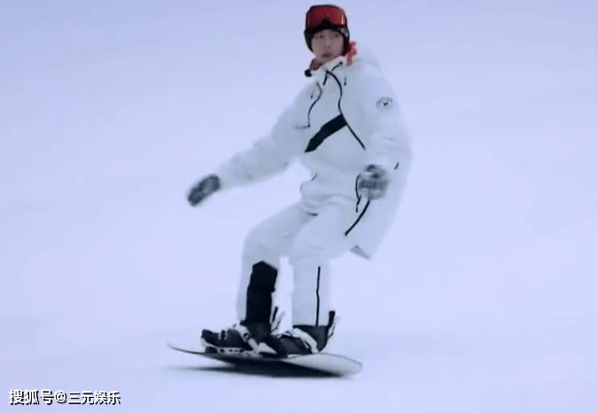 四位《天天向上》主持人学习滑雪,只有王一博表现得稍微轻松一点,熟悉