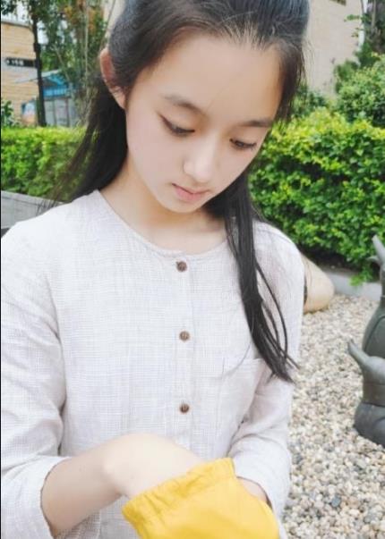 05后"童星"黄杨钿甜,签约杨幂,颜值和热巴有几分相似_楚乔