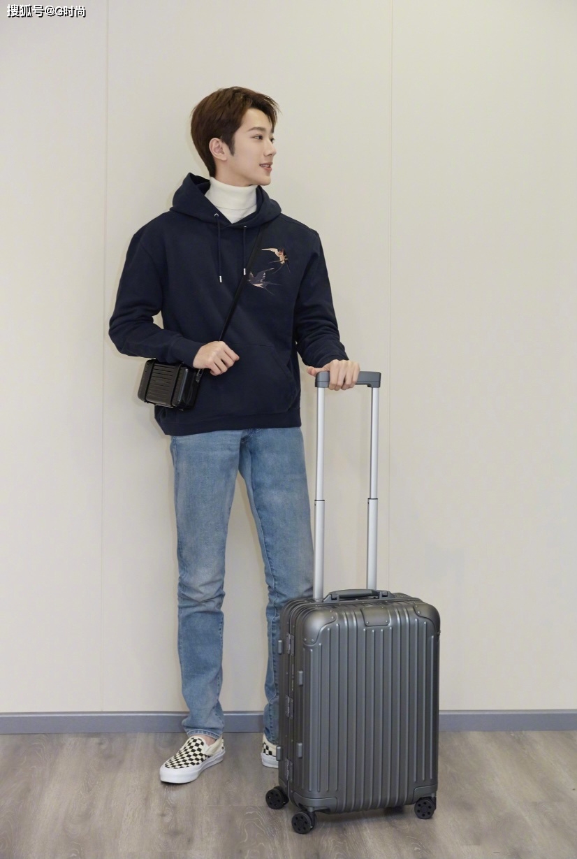 赖冠霖身穿藏青色卫衣搭配浅色牛仔裤,清爽帅气