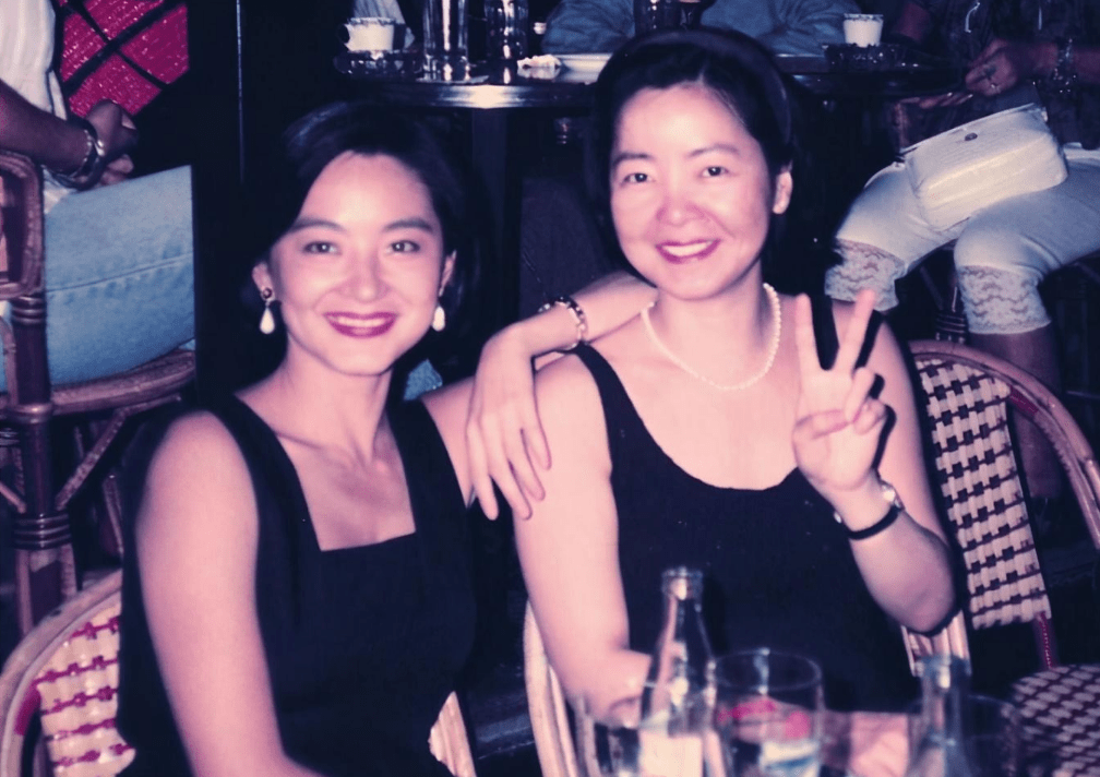 除此之外,林青霞还在评论区中谈到了张国荣和梅姑梅艳芳,她回应想要听