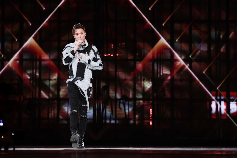 12月31日晚,谢霆锋亮相《哔哩哔哩2020最美的夜跨年晚会》,以grunge