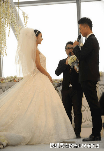 在做客郭德纲主持的《郭的秀》的时候两人面对郭德纲的调侃表现得十分