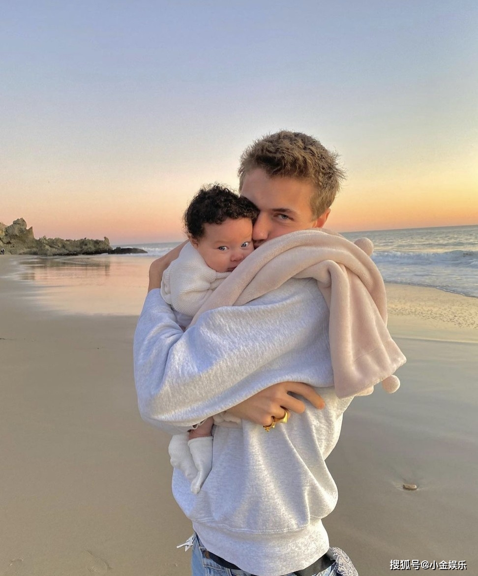 沉浸于可爱女儿诞生的爸爸lucky blue smith首次放上与女儿睁大眼看