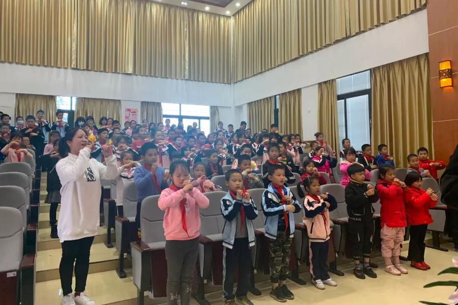 艾特企业带着满满一车爱心捐赠奶粉到同安莲花镇云埔小学慰问孩子们