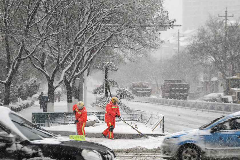 山东威海遭遇强降雪 风雪交加市民出行难
