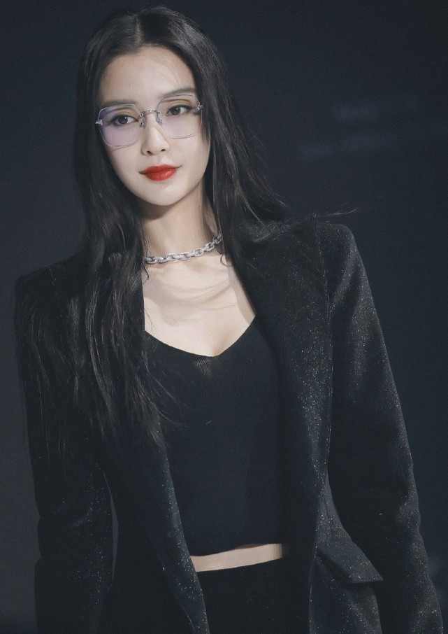 原创杨颖风波后首亮相与95顶流同框捞金甜美公主已成高冷御姐