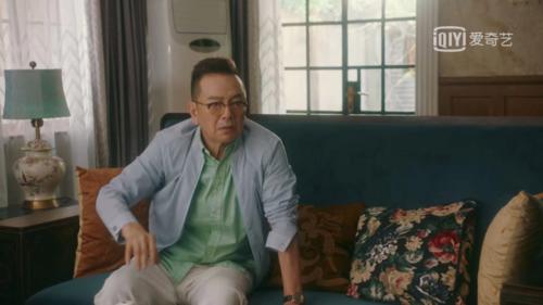 但她有个啃老还嗜赌的爸爸,一个只会打麻将的妈妈,以及嫌弃她不是男孩