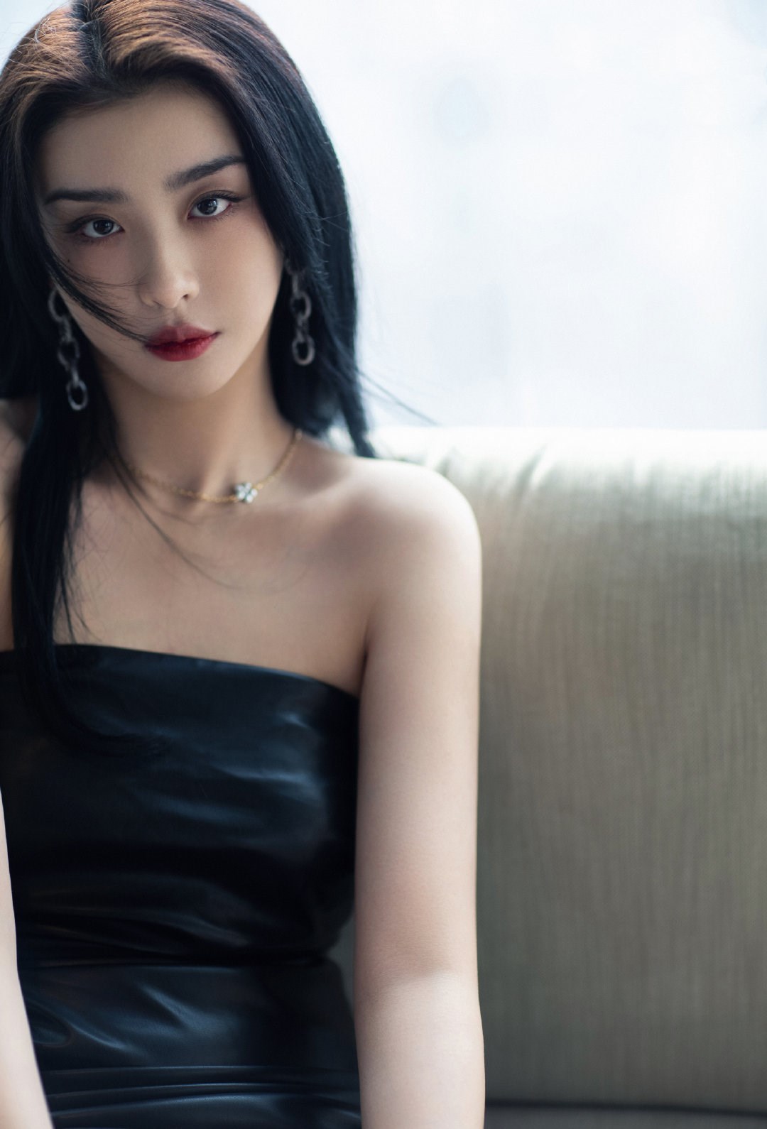 赵小棠一袭黑色紧身皮裙,尽显妖娆身姿,盛世美颜太惹眼_带着