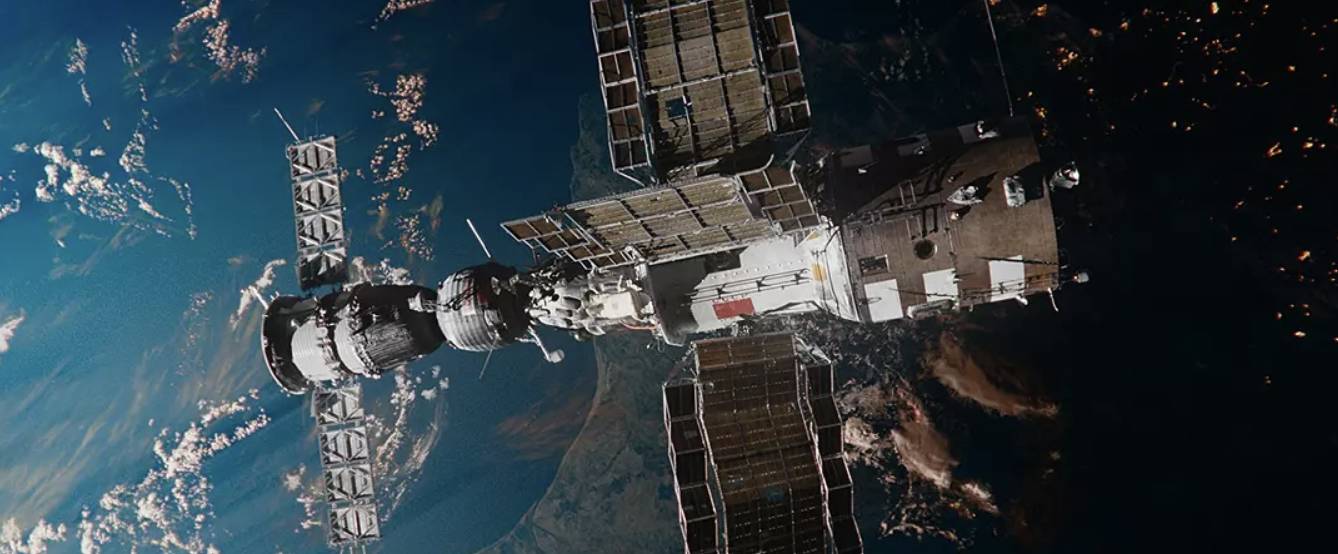 据悉载人火箭以及补给火箭升入天空之后,需要与空间站进行对接,此前