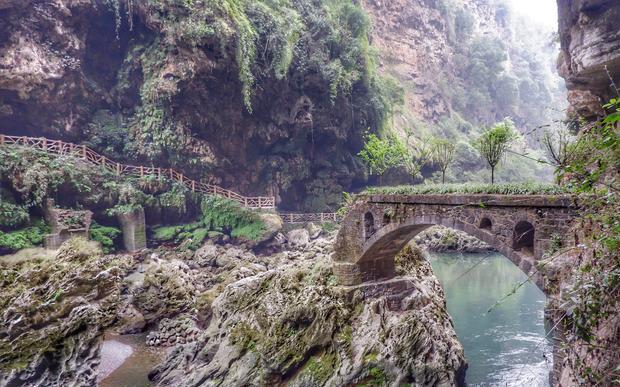 贵州最美疤痕景区免费开放，数百瀑布，电梯直插悬崖