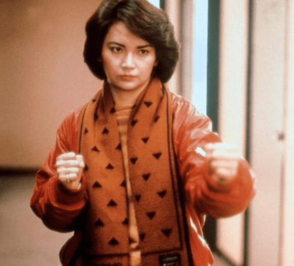 变成了洪金宝执导作品《福星高照》中的女警霸王花.