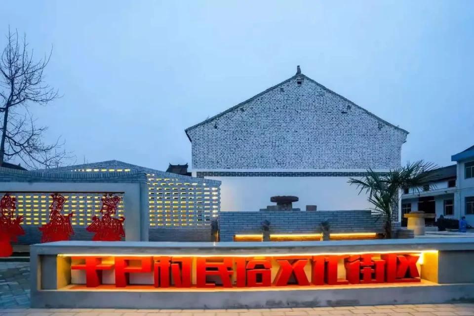 节约成本的同时,一部分为本村废旧的建筑材料,民俗文化广场改造时多