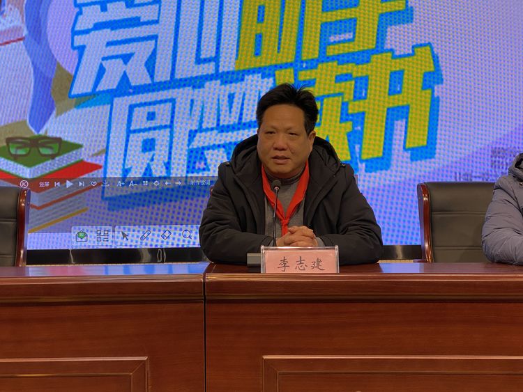 李志建校长在致谢辞中多次感谢曹乾同学为我校贫困学