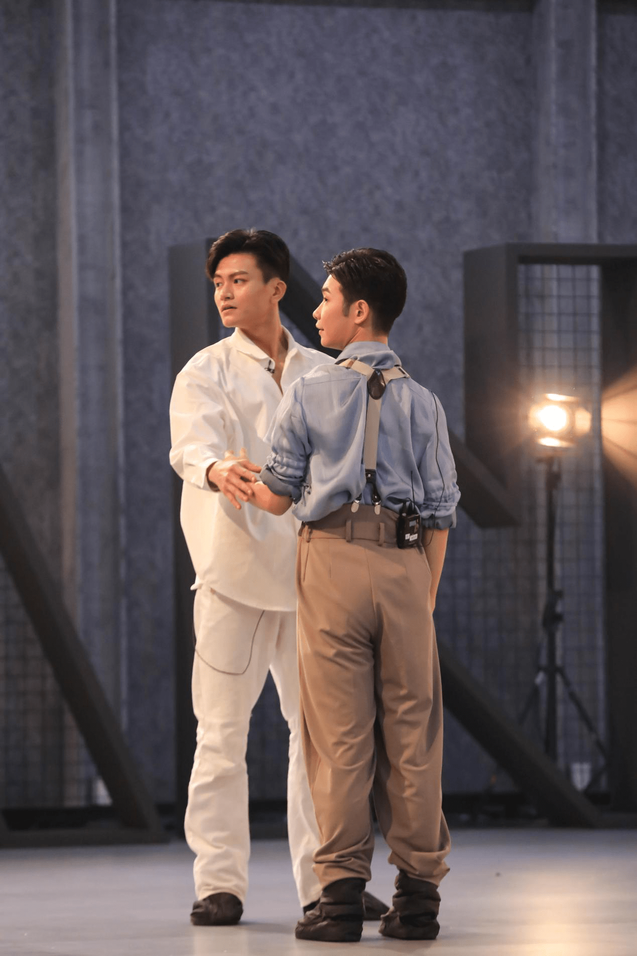 据悉,在舞台表演中,陈镇威将携手上季冠军舞者胡沈员