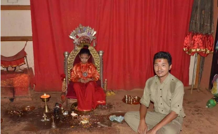 尼泊尔的活女神是整个国家崇拜的处女国王也要跪下叩头