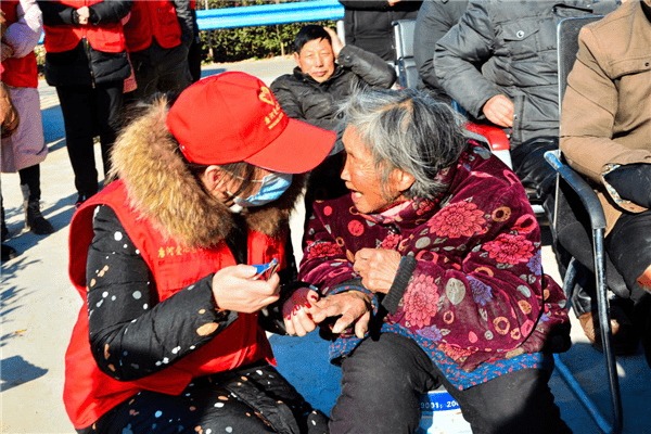 唐河昝岗乡爱心暖寒冬公益助扶贫