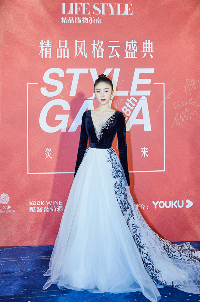张月出席精品风格云盛典 展现超强时尚表现力_面容