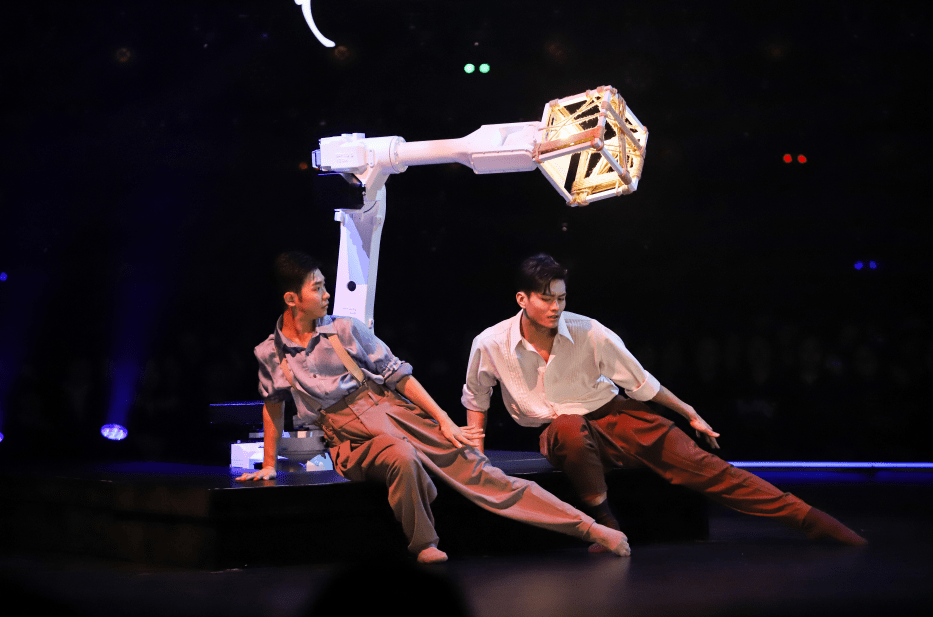 据悉,在舞台表演中,陈镇威将携手上季冠军舞者胡沈员