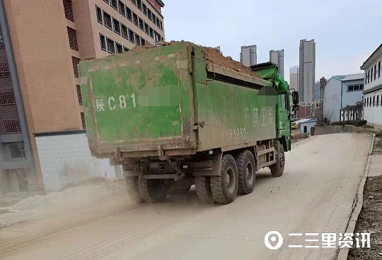 寶雞渣土車上印著防汙治霾實際揚塵汙染車頂無覆蓋