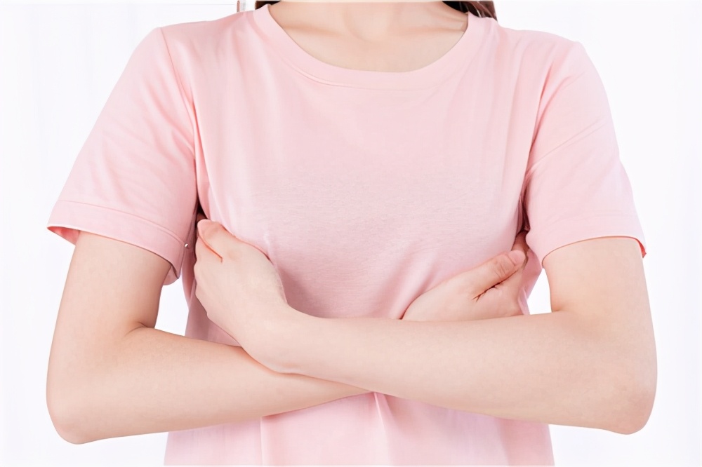 女性乳房疼痛的病因是什么？
